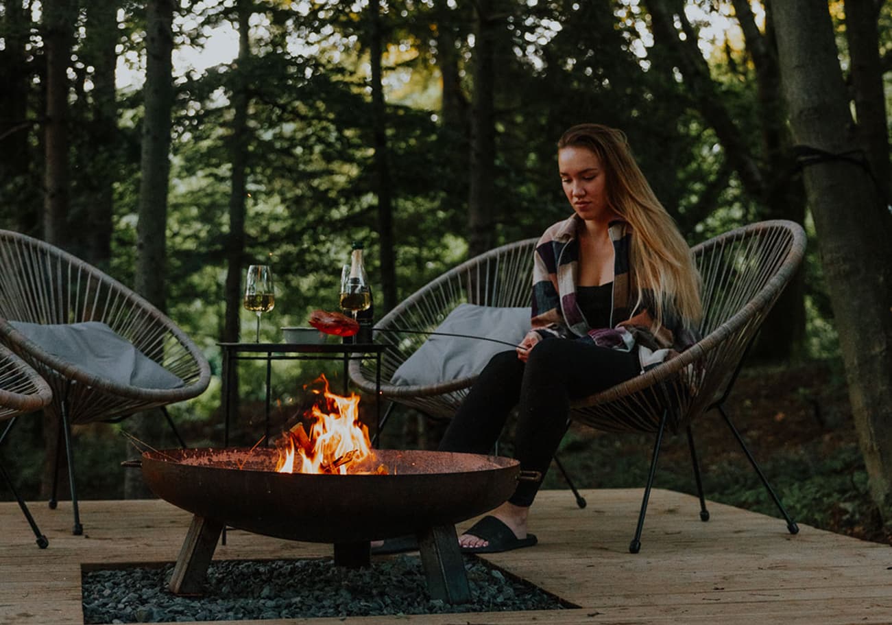 Naším cílem bylo vytvořit minimalistický prostor, ve kterém se budete cítit výjimečně. U každého našeho „domku“ jsme se snažili vybavení přizpůsobit vašemu maximálnímu pohodlí. Věříme, že kombinace dobře vybaveného, stylového ubytování, vstřícného přístupu a dostupné ceny je tou správnou cestou, aby se k nám hosté rádi vraceli. Tak na nic nečekejte. Poznejte DOMKOV.